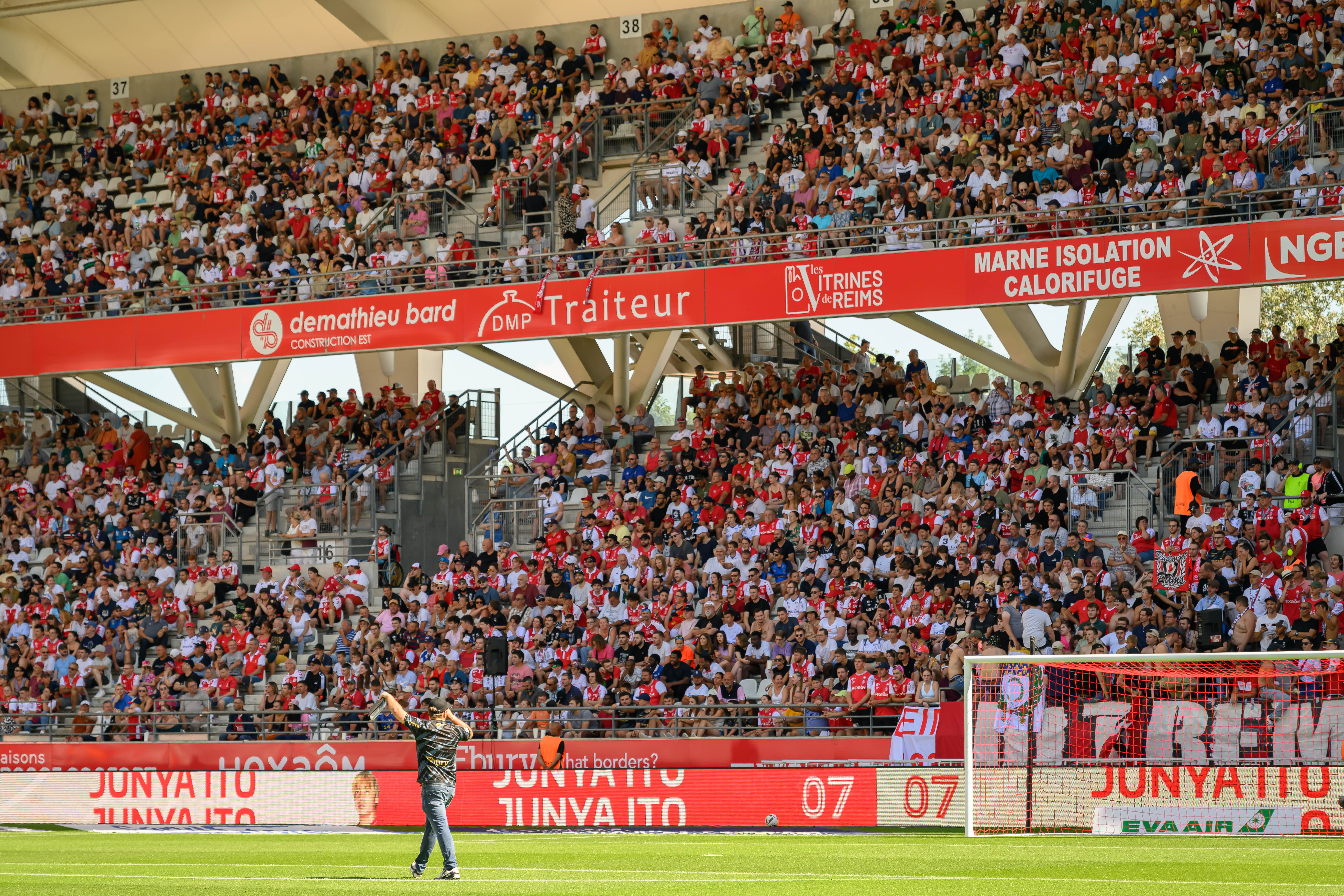 Photographie du stade de reims montrant le logo de Marne Isolation dans les tribunes